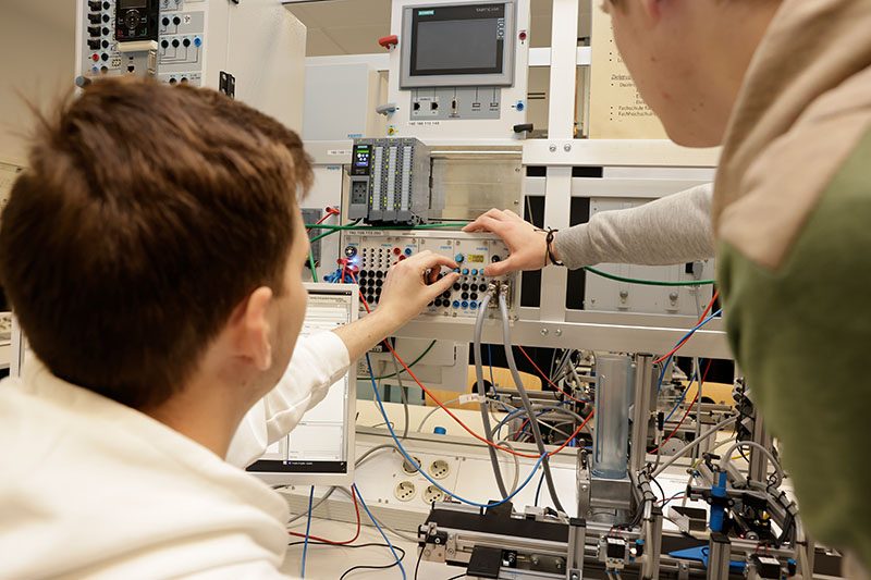 zwei Schüler in Elektrotechnik