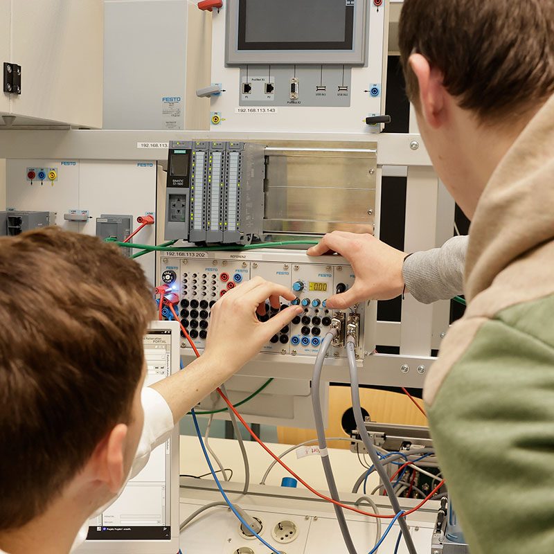 Schüler im Unterrichtsfach Elektrotechnik